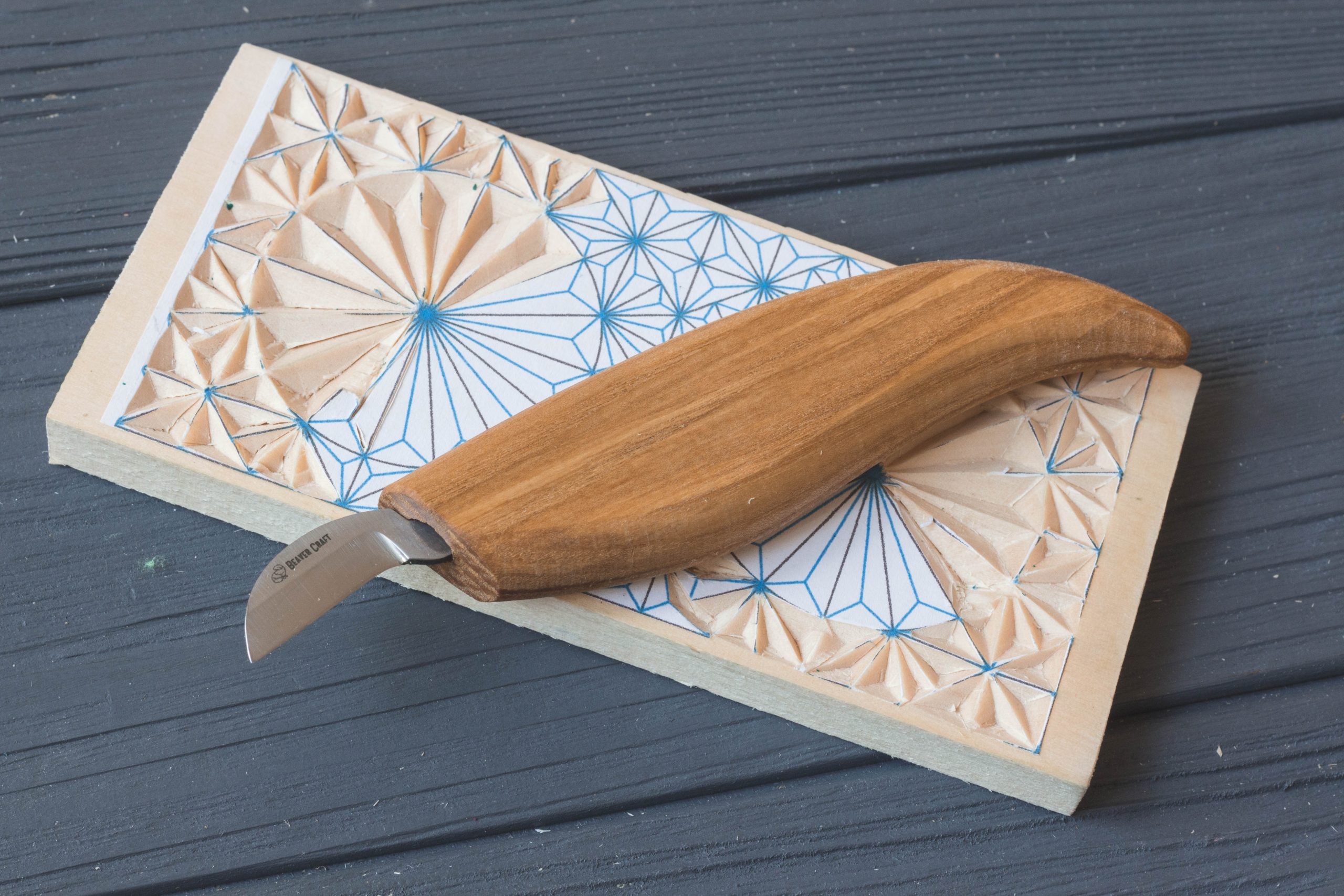 Coltello Per Intaglio Legno BeaverCraft C4 - Lama Acciaio Carbonio, Manico Quercia